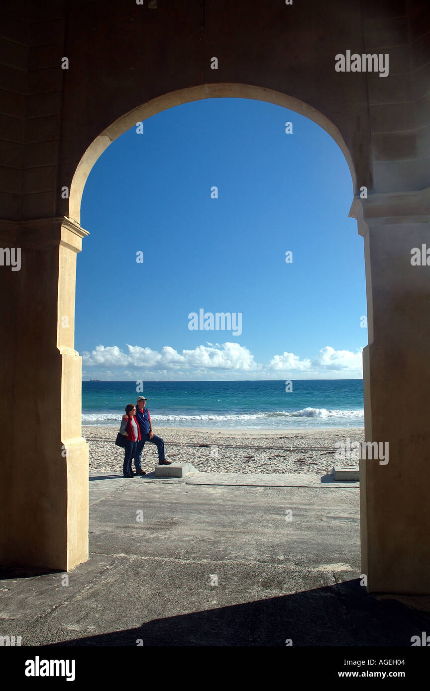 Coppia di mezza età a Cottesloe Beach Perth Western Australia MR Foto Stock