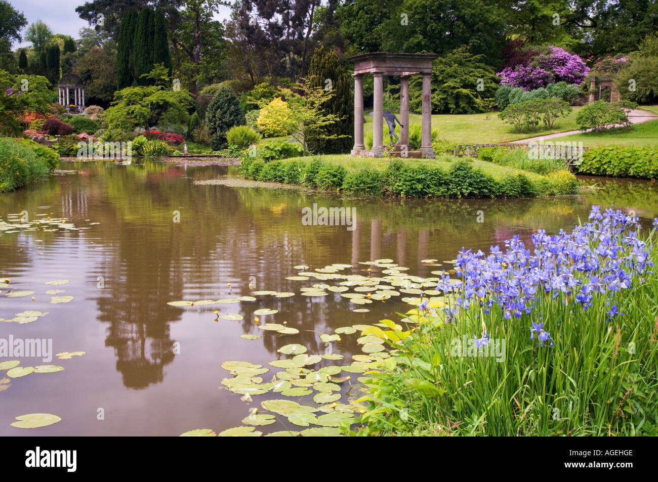 Il Giardino del Tempio in estate, Cholmondeley Castle Gardens, Cheshire, Inghilterra, Regno Unito Foto Stock