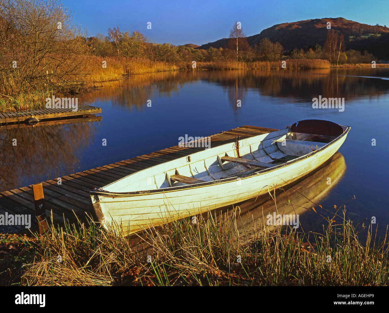 Tradizionale barca a remi a Grasmere & Loughrigg cadde, Lake District Cumbria Inghilterra, Regno Unito Foto Stock