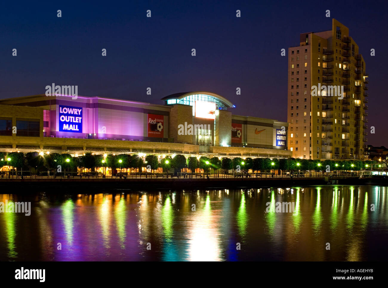 Il Lowry Outlet Shopping Mall di notte, Salford Quays, Greater Manchester, Inghilterra, Regno Unito Foto Stock