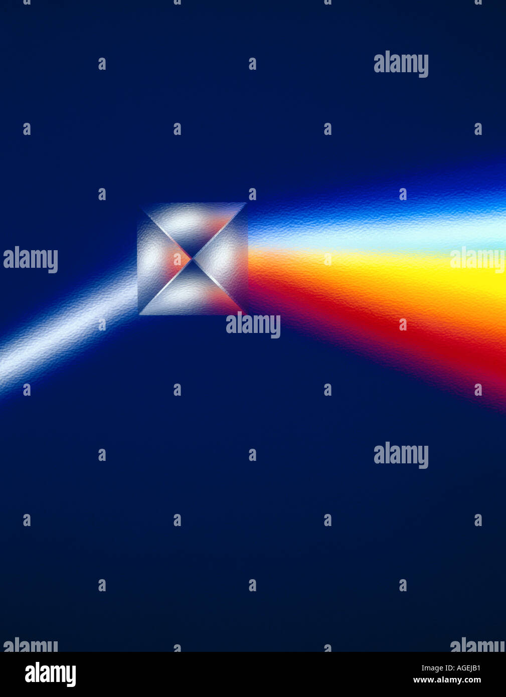 Prisma astratto con raggi di luce rifratti che entrano nello spettro dei colori. Immagine studio. Foto Stock