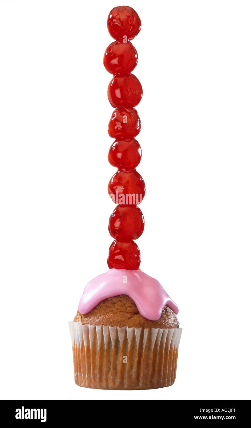Rosa iced Cup cake con una pila di otto le ciliegie Foto Stock