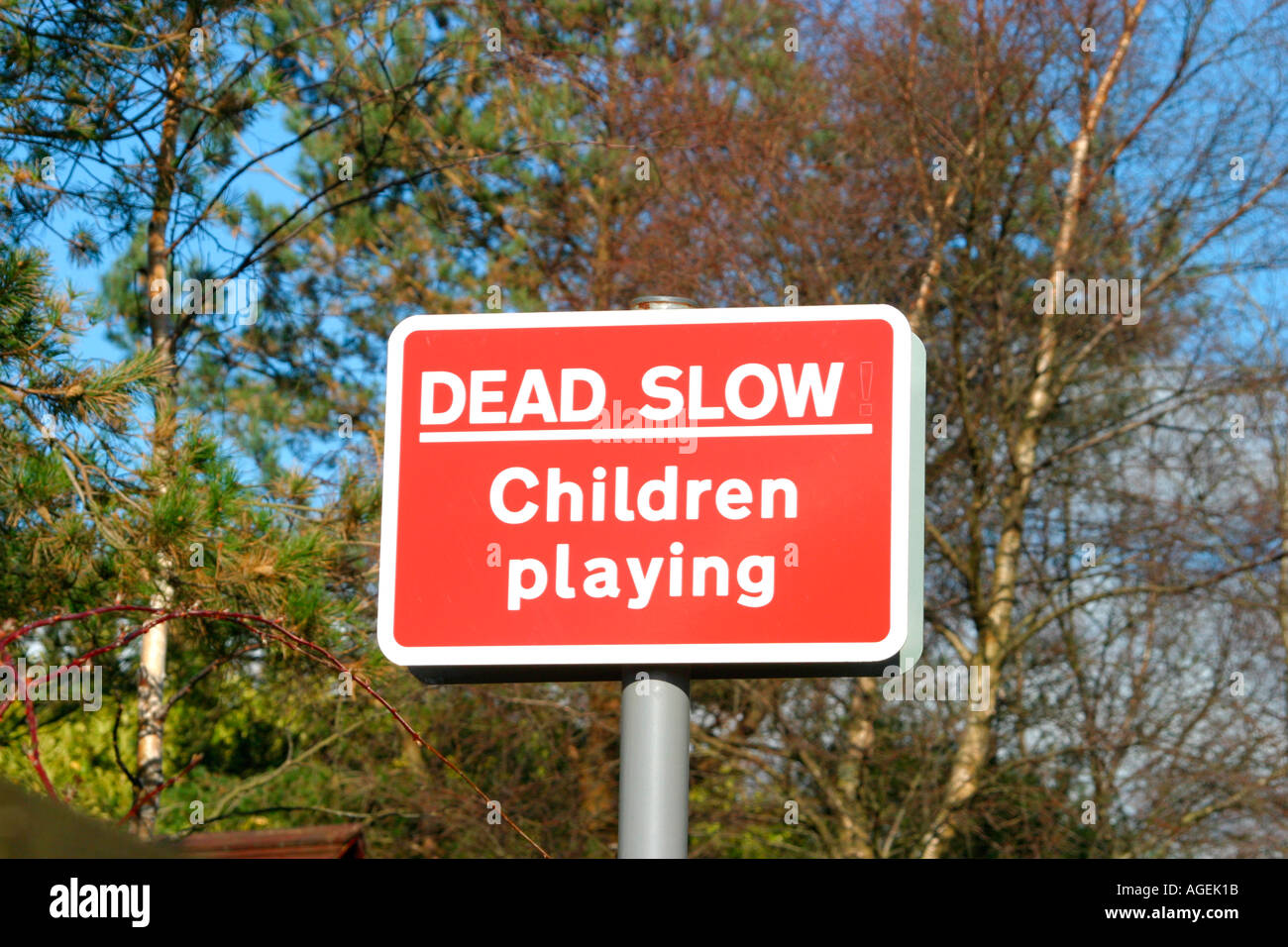 Lenta morti di bambini che giocano un cartello di segnalazione Foto Stock
