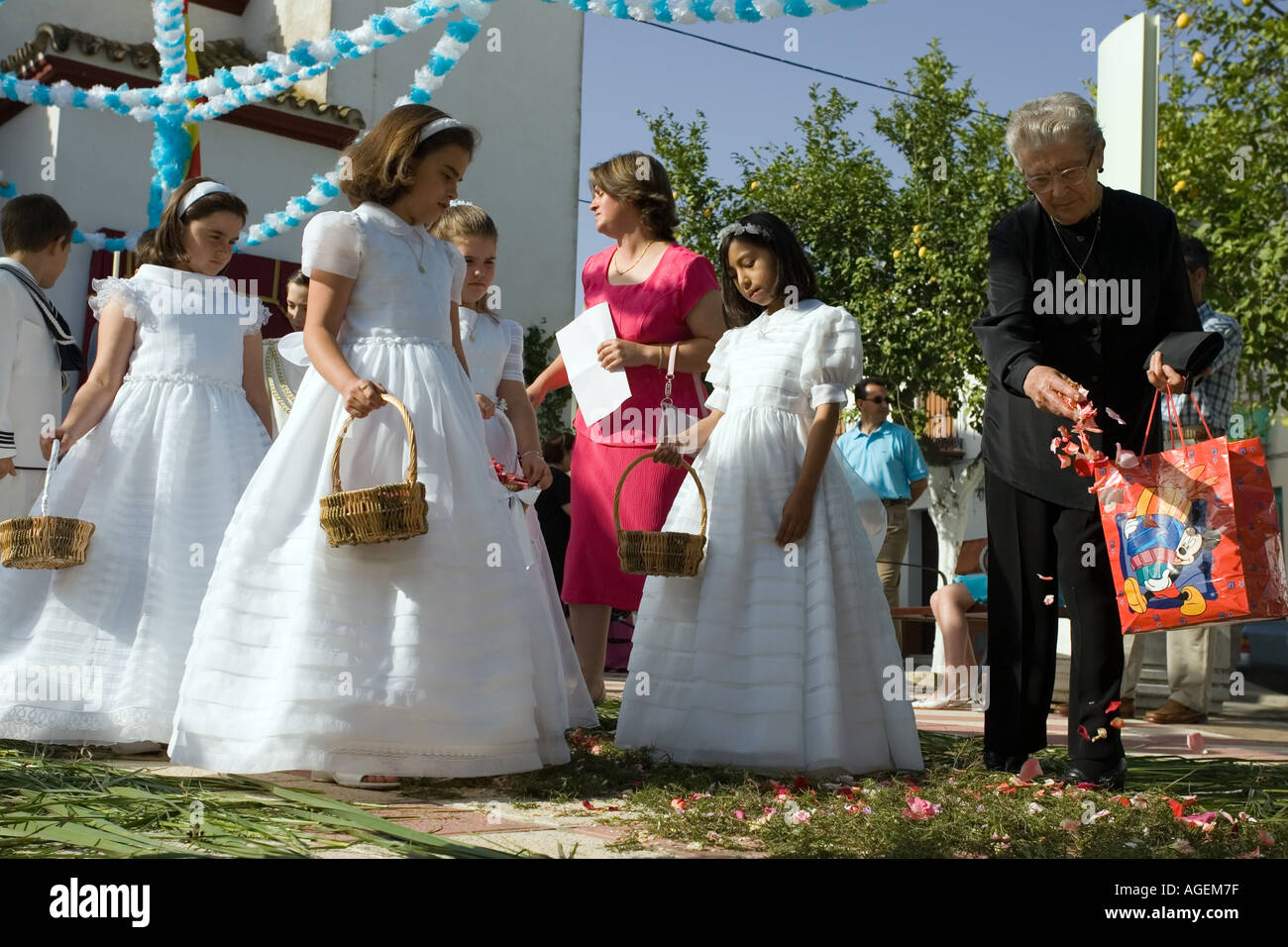 I bambini di prima comunione abiti in processione del Corpus Domini  Castilleja del Campo Siviglia Spagna Foto stock - Alamy