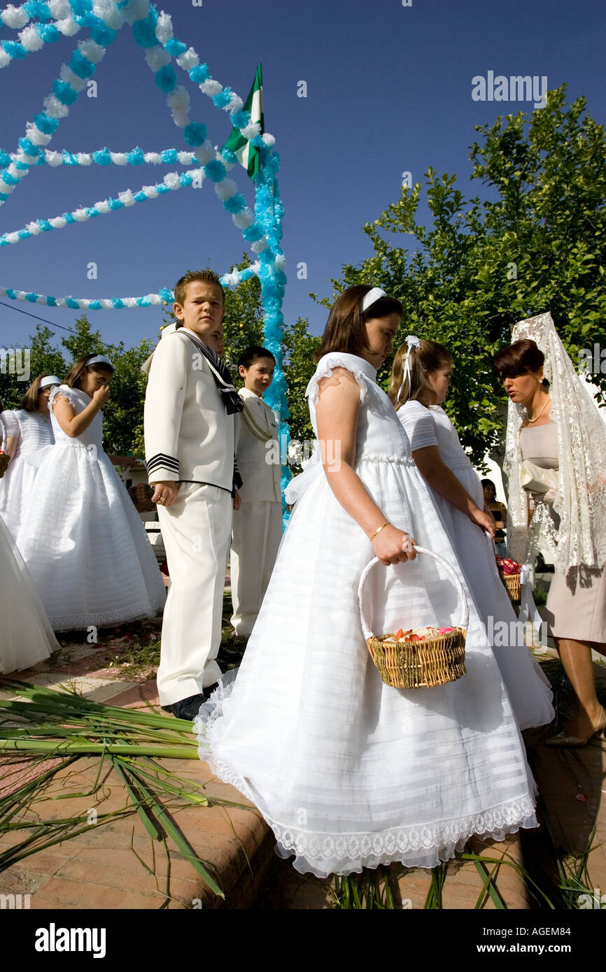 I bambini di prima comunione abiti in processione del Corpus Domini  Castilleja del Campo Siviglia Spagna Foto stock - Alamy