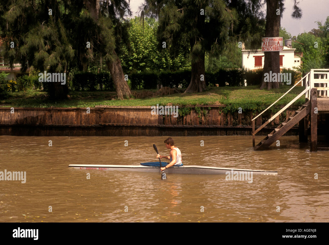 Popolo argentino Maschio persona canoe kayak canoa Parana Delta a Tigre Provincia di Buenos Aires Argentina America del Sud Foto Stock