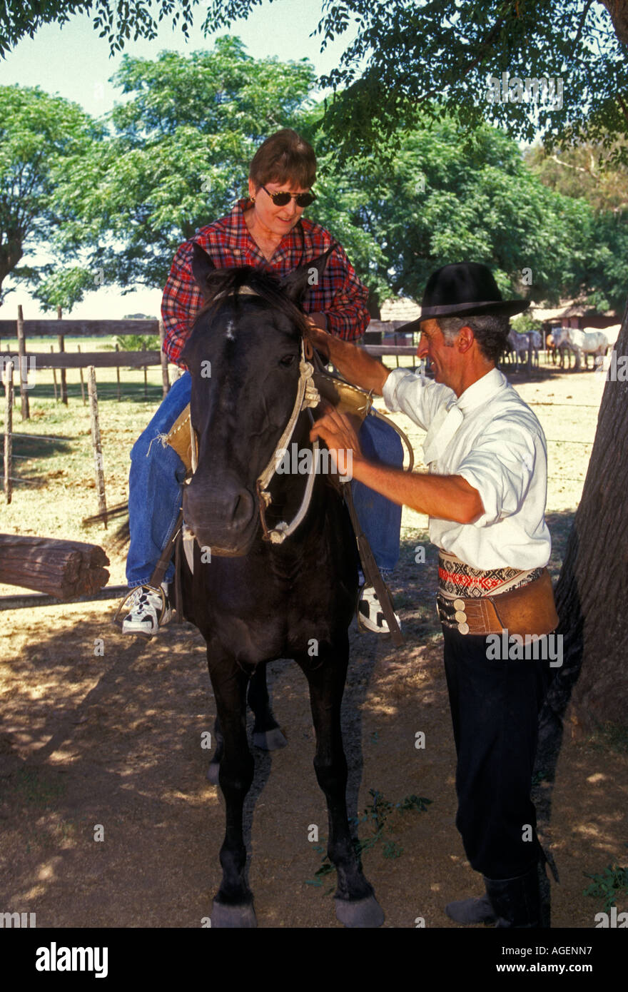 Gaucho argentino, gaucho, uomo adulto, turista femminile, a cavallo, equitazione, Estancia Santa Susana, città di Los Cardales, Argentina Foto Stock