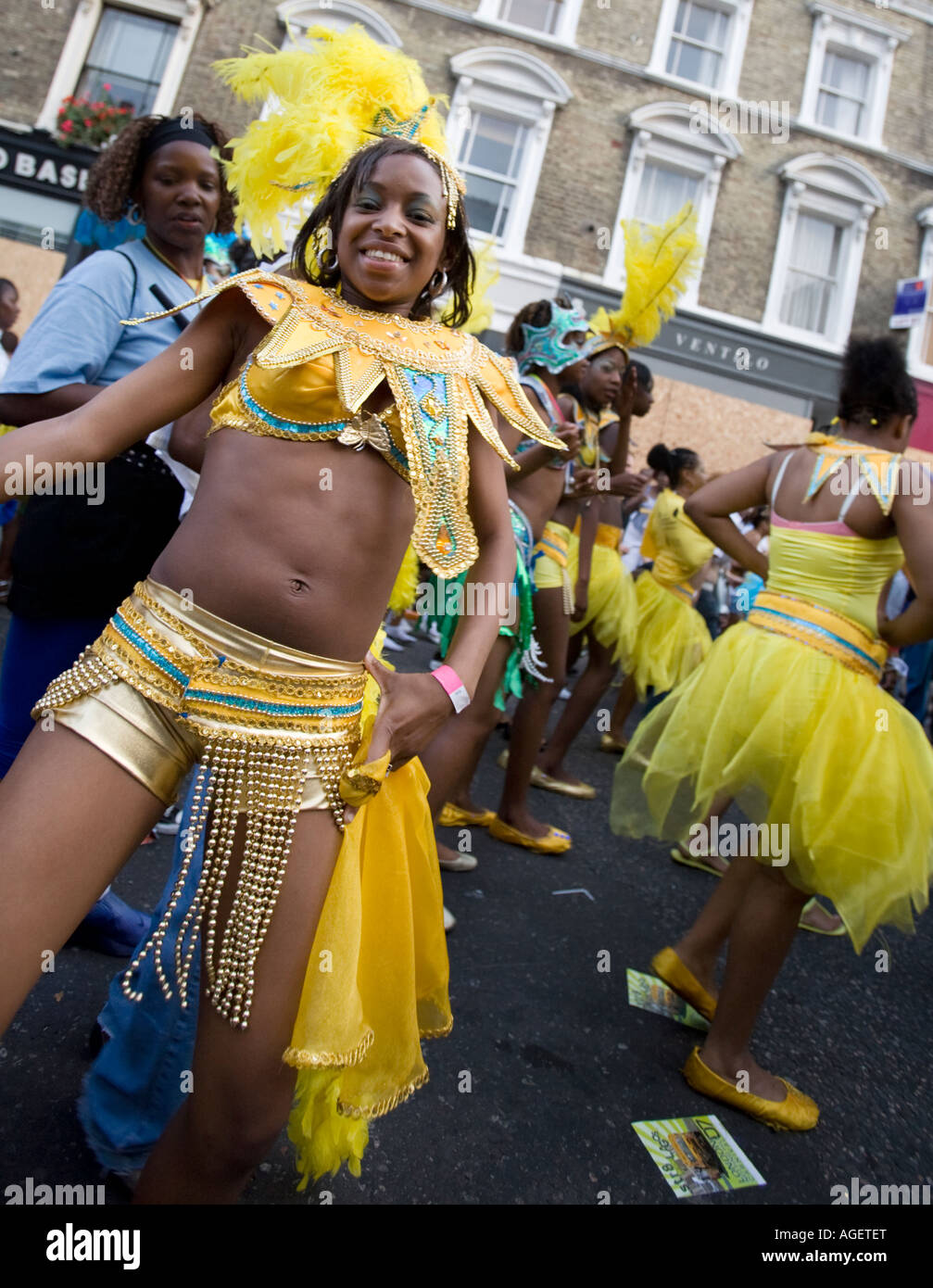 Una giovane ragazza in un colorato costume al 2007 carnevale di Notting Hill. Londra, Inghilterra. Foto Stock