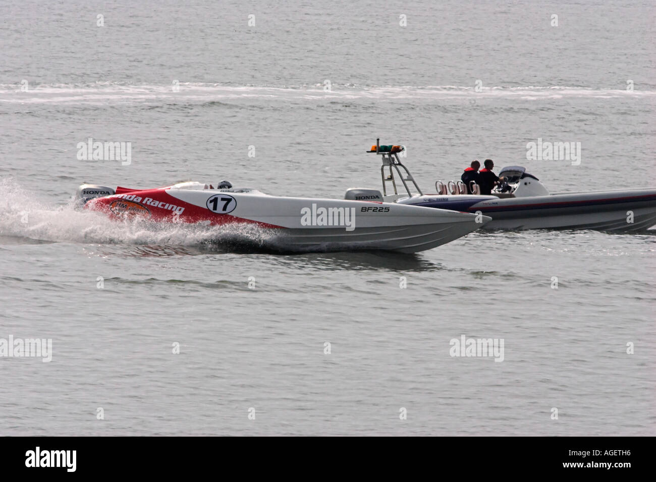 Offshore Powerboat arrotonda il start/rescue skiff Foto Stock