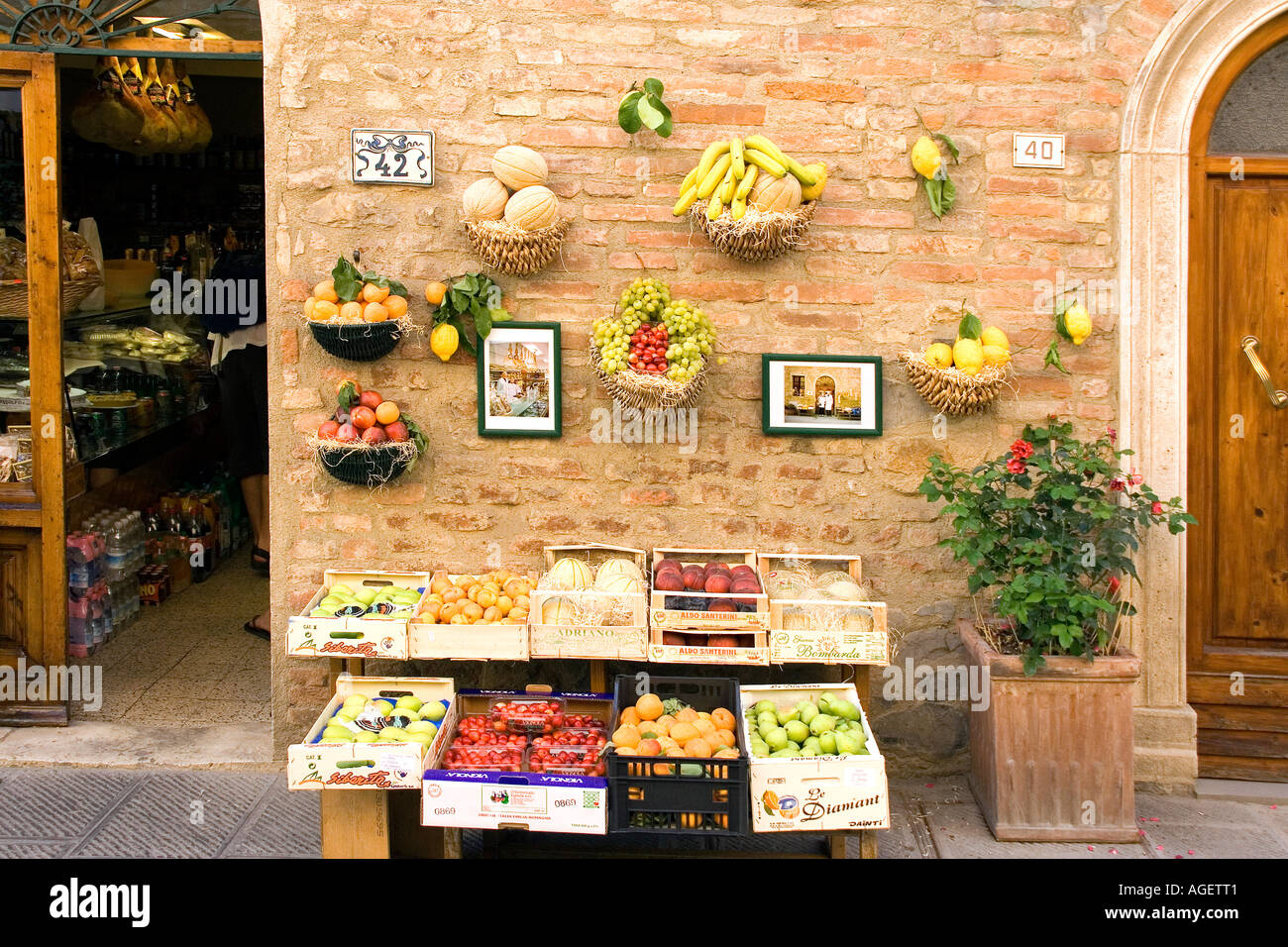 Display attraente della frutta e della verdura nel villaggio di Casole d'Elsa Toscana Italia Foto Stock