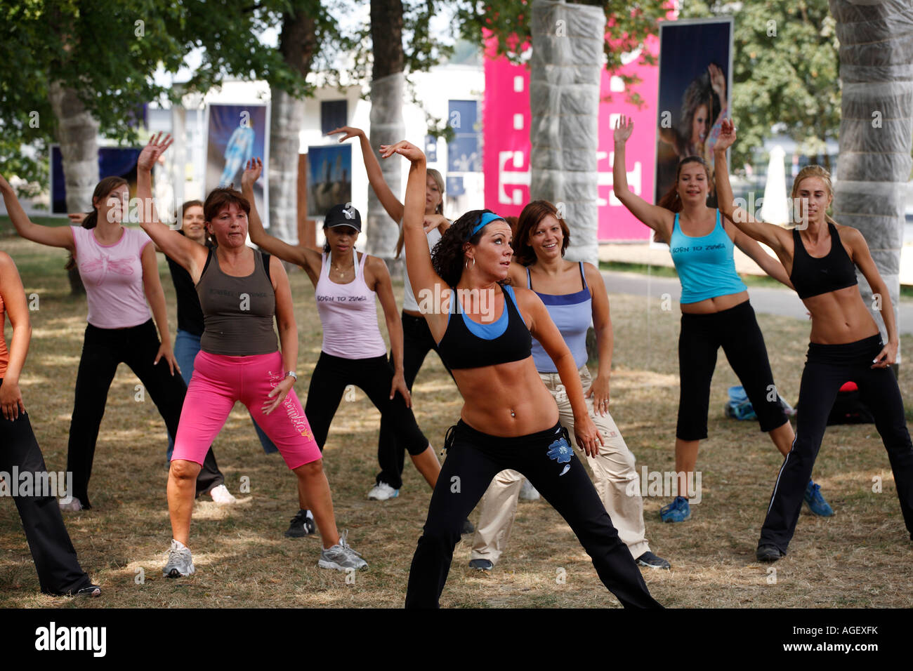 Le Donne Facendo Aerobica Nel Parco Bratislava Slovacchia Foto Stock Alamy