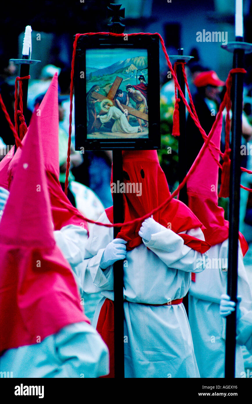 Partecipante incappucciati in processione portando fino a Semana Santa Antigua Guatemala Foto Stock