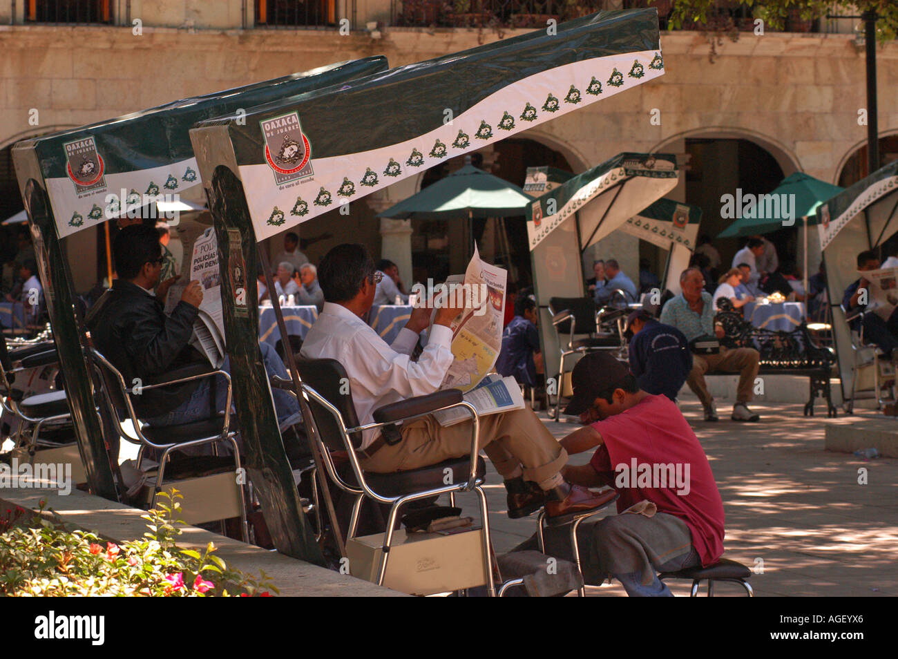 Il lustrascarpe Plaza de Armas Zocalo città di Oaxaca Messico Foto Stock