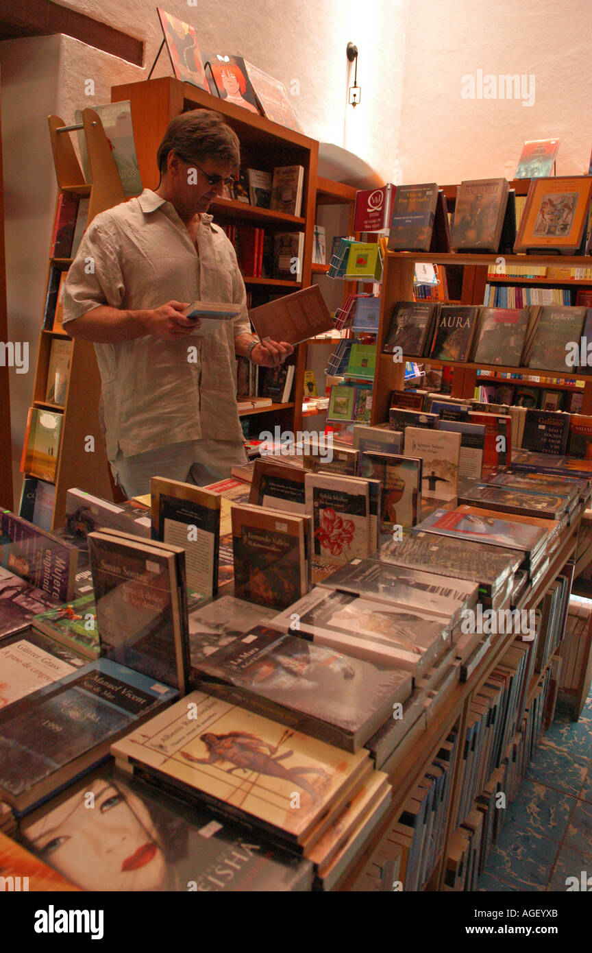 Turisti in una libreria nella città di Oaxaca Messico Foto Stock