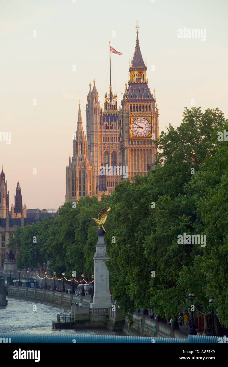 Il fiume Tamigi e le case di Parliment da Hungerford Bridge Foto Stock