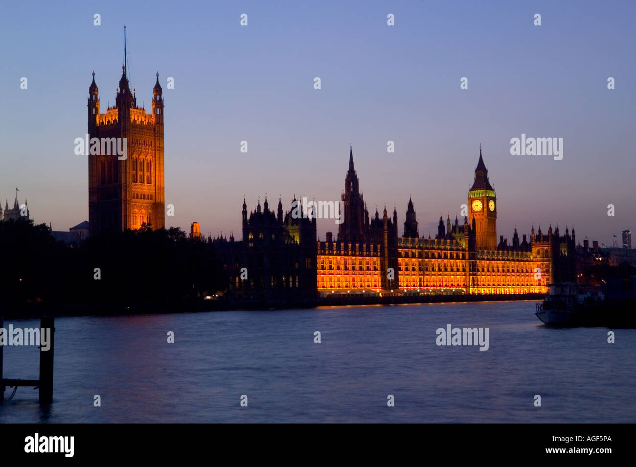 La Casa del Parlamento di Londra di Notte Foto Stock