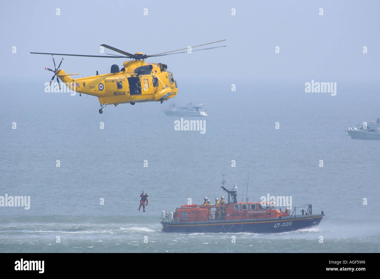 RAF Westland Sea King Ricerca e Salvataggio in elicottero winching equipaggio Foto Stock