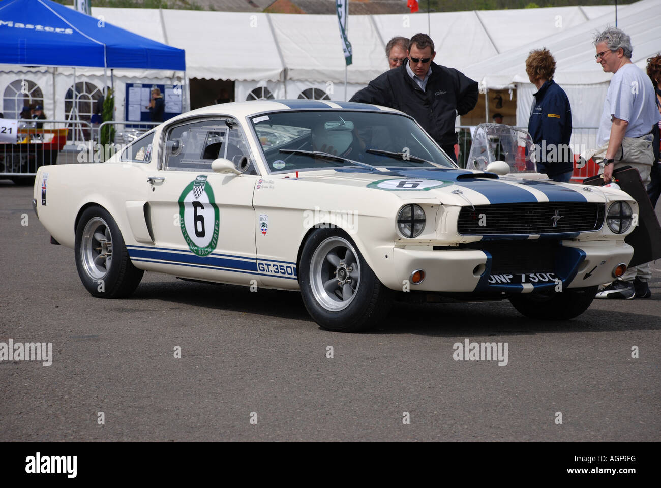 Ford Mustang GT 350 nel paddock di Donnington Park, prima di un giro della gara storica serie. Foto Stock