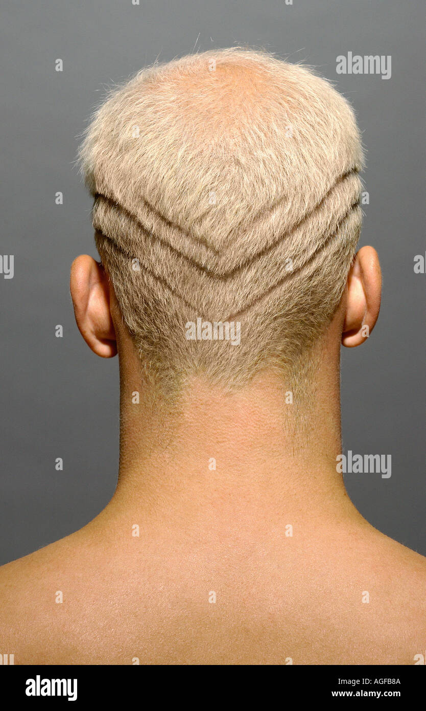 Uomo con linee rasata in capelli Foto Stock
