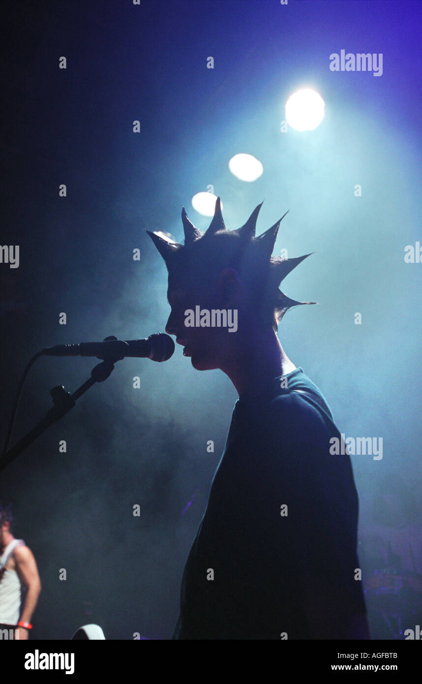 Silhouette di una cantante con un mohicano esibirsi sul palco Foto Stock