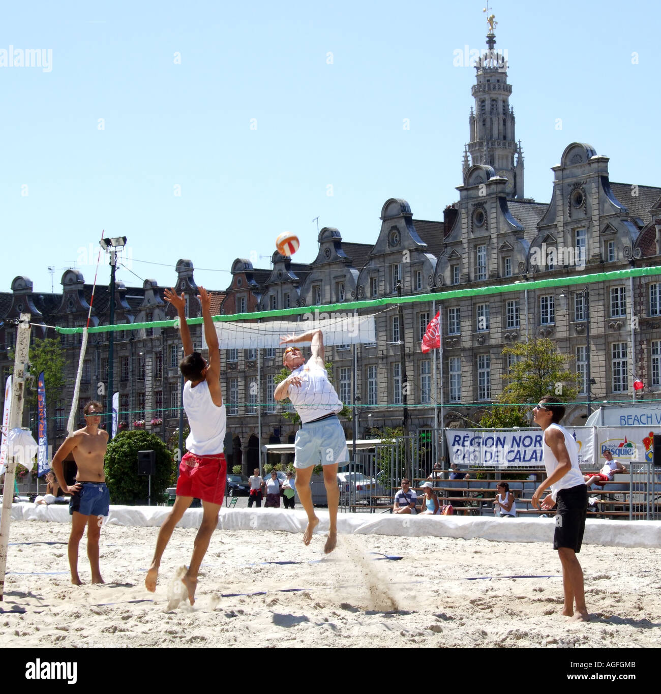 Pallavolo sulla spiaggia che viene riprodotto sulla sabbia importata nel centro della città di Arras Francia del nord Europa Foto Stock