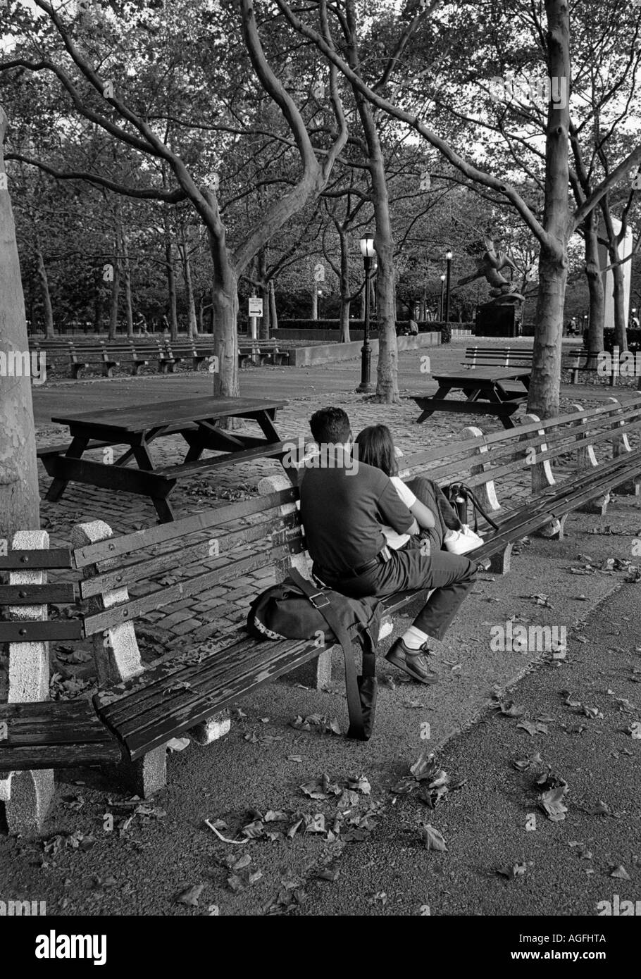 Giovane seduto su un banco di lavoro a New York City Foto Stock