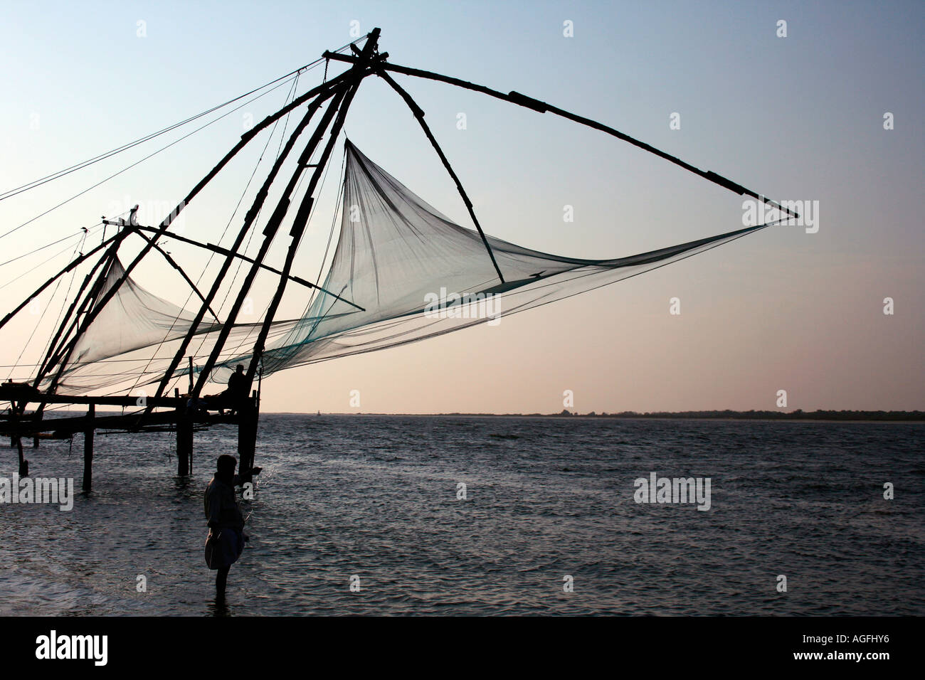 Reti cinesi al crepuscolo in Fort Kochi, Kerala Foto Stock