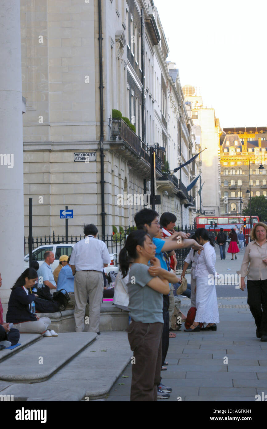 Persone che praticano il Falun Gong a Weymouth Street a Londra Regno Unito Foto Stock
