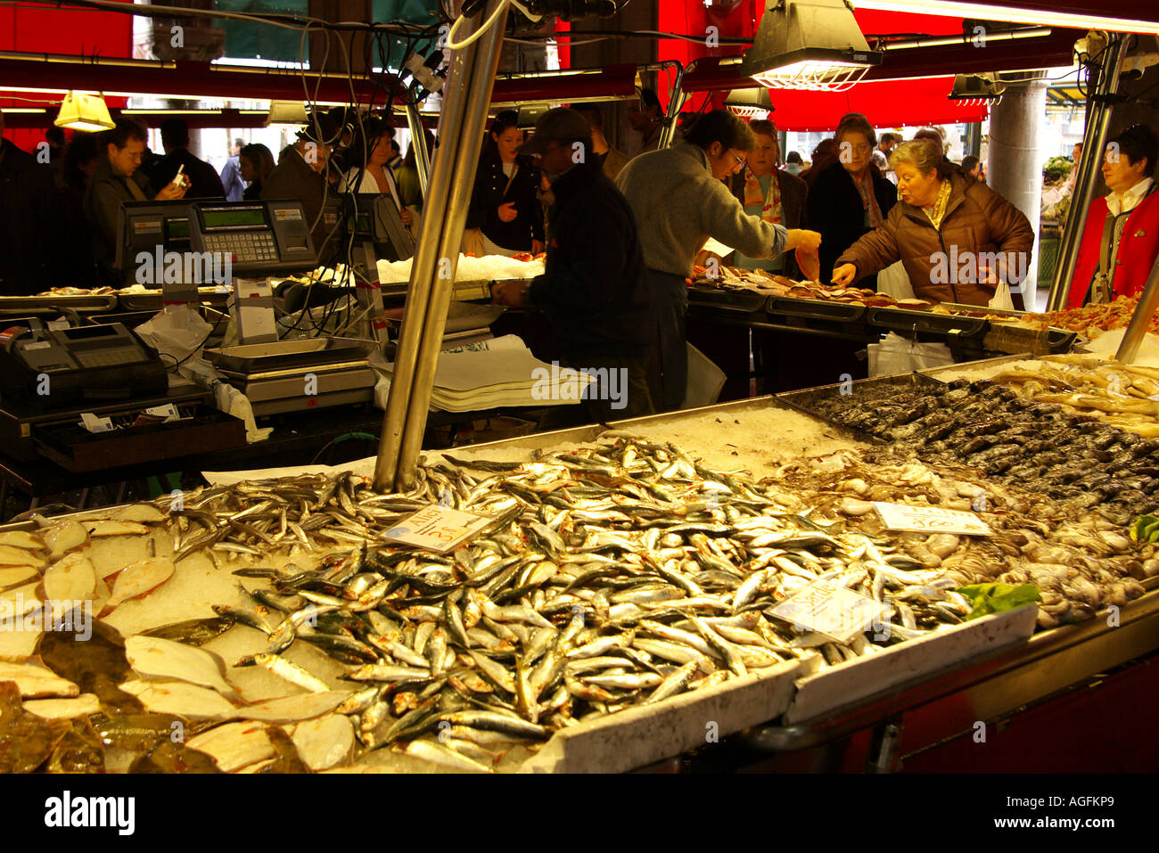 Il Ponte di Rialto Mercato del pesce con clienti di Venezia Foto Stock