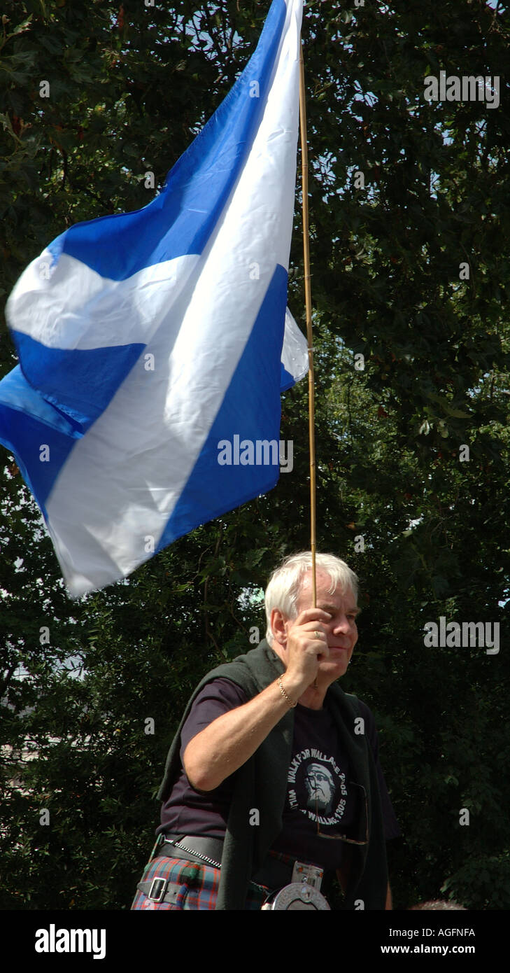 Bandiera scozzese sventolate in ricorrenza del settecentesimo anniversario della William Wallace esecuzione in Smithfields Londra Foto Stock