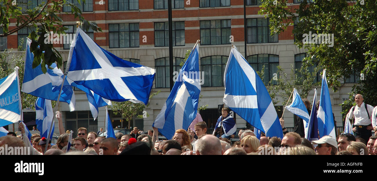 Bandiera scozzese sventolate in ricorrenza del settecentesimo anniversario della William Wallace esecuzione in Smithfields Londra Foto Stock