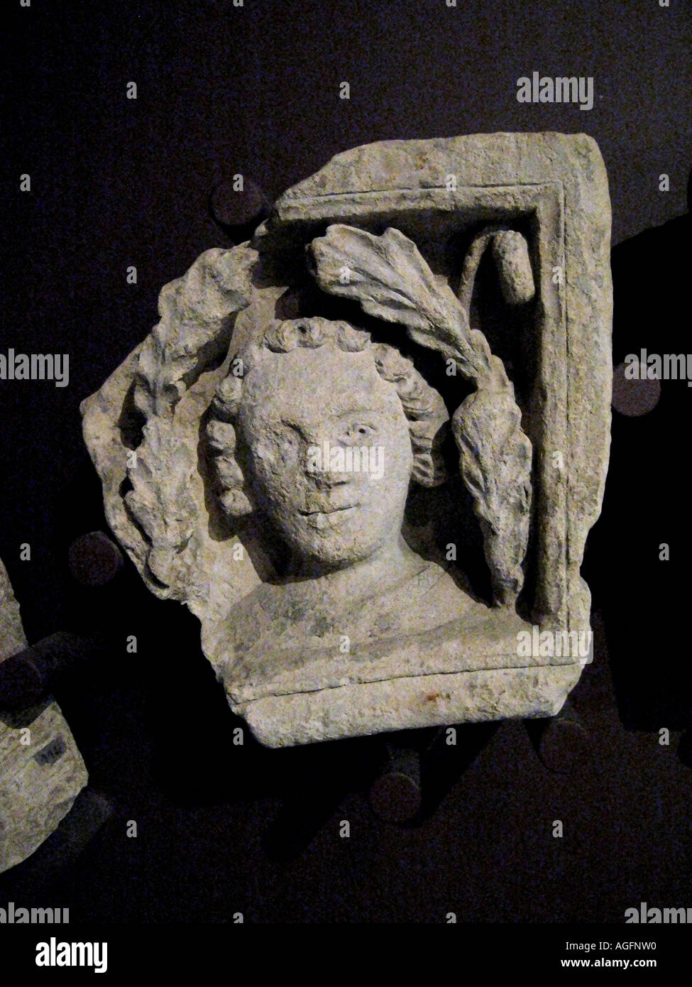 Basso rilievo che rappresenta un giovane uomo di fronte a San Anastasio museum di Asti Piemonte Italia settentrionale Foto Stock