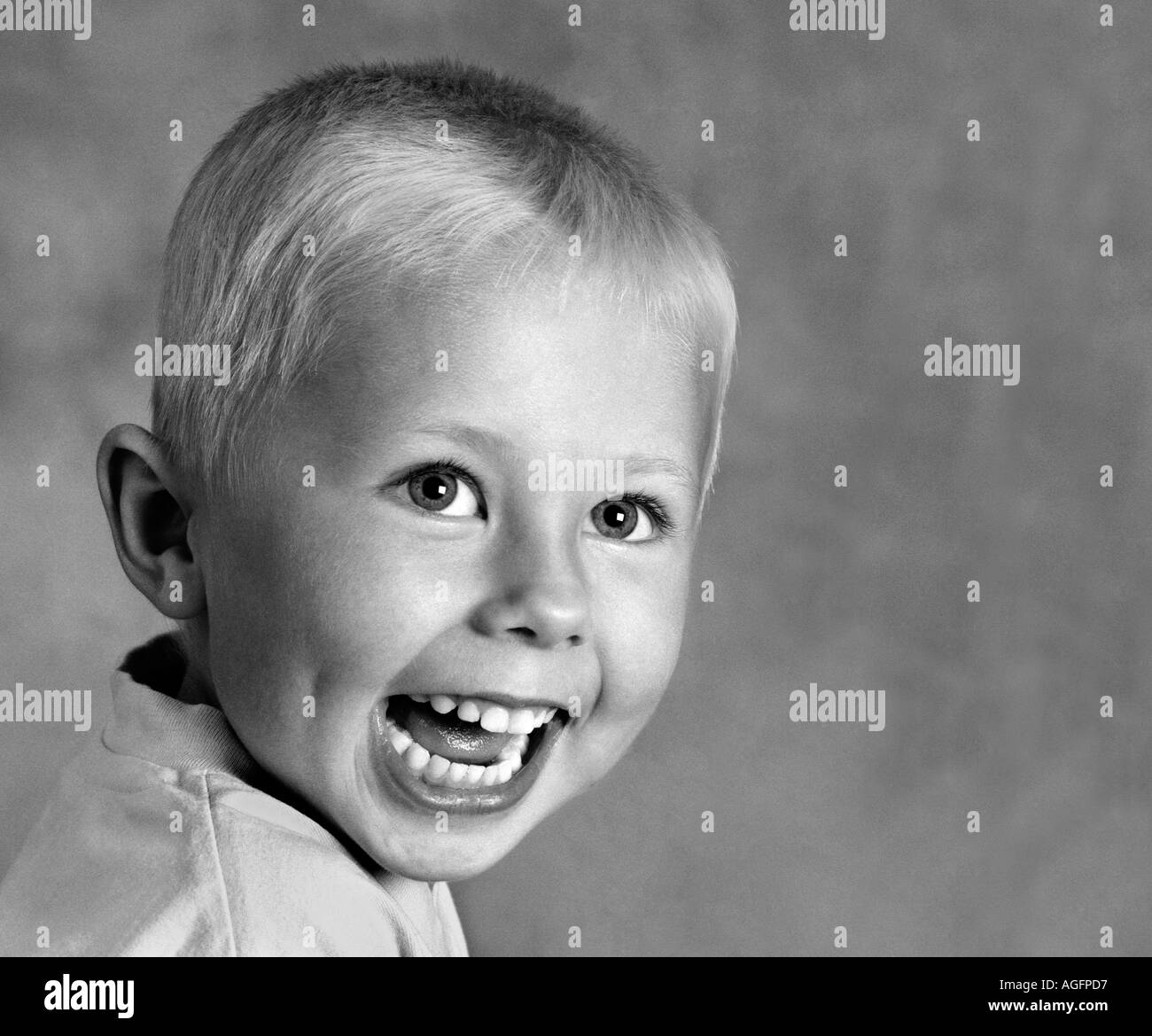 Ritratto in bianco e nero di felice ridere bionda e giovane ragazzo di età compresa tra i 4 Foto Stock