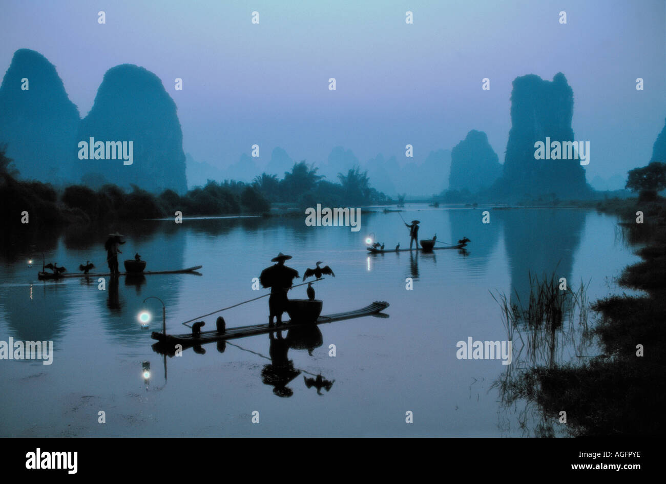 La pesca alla trota con lanterne e cormorani sul fiume Li al crepuscolo, Yangshuo, Cina Foto Stock
