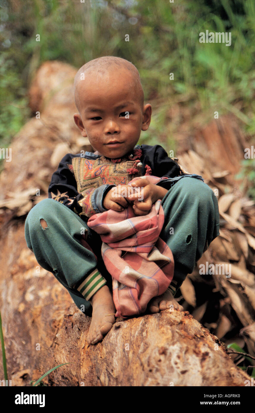 Piccolo ragazzo povero dal villaggio, Thailandia Foto Stock