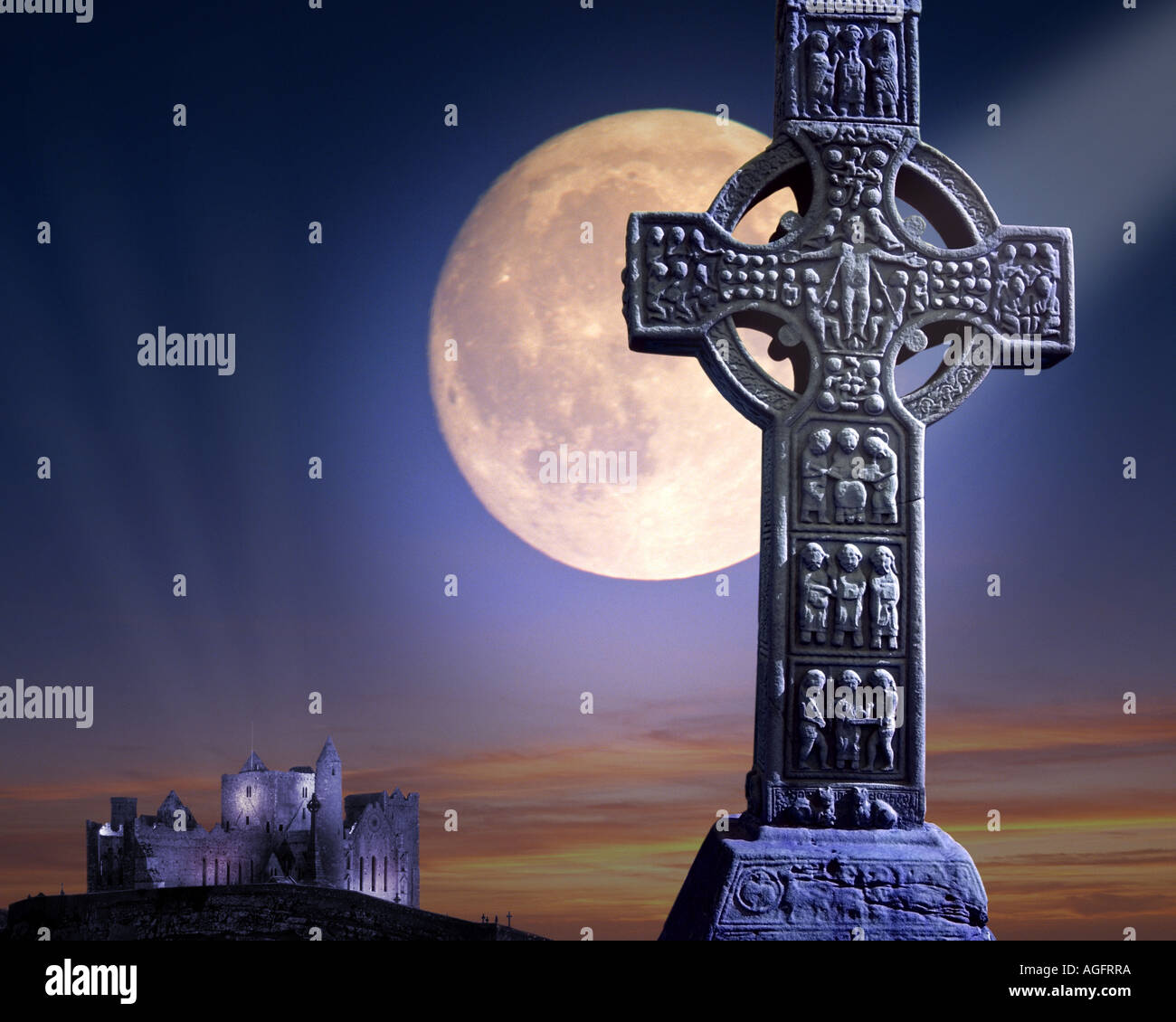 Concetto irlandese: Celtic Muiredach la croce e la Rocca di Cashel con luna Foto Stock