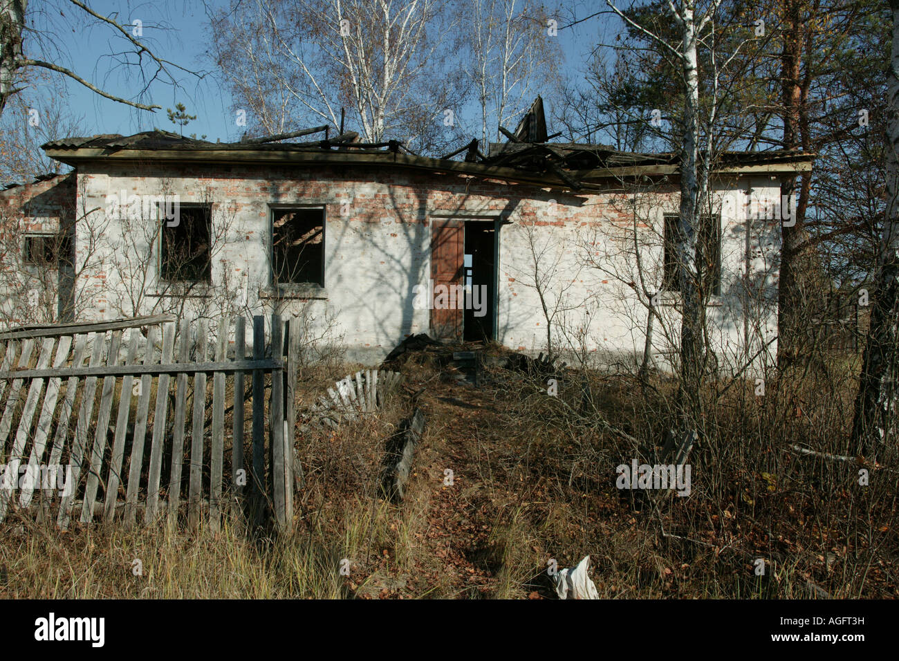 Casa abondoned a Chernobyl zona di esclusione Foto Stock