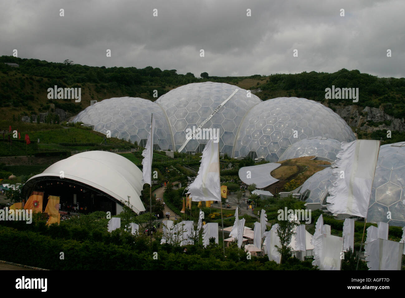Stadio e biomi con fare la storia di povertà banner in Live 8 concerto tenutosi presso l'Eden Project Cornwall Inghilterra con Afri Foto Stock