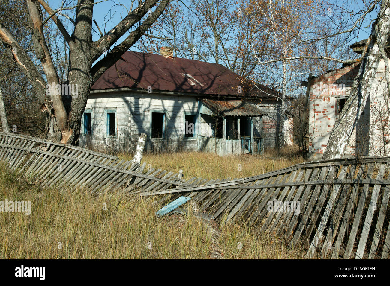 Casa abondoned a Chernobyl zona di esclusione Foto Stock