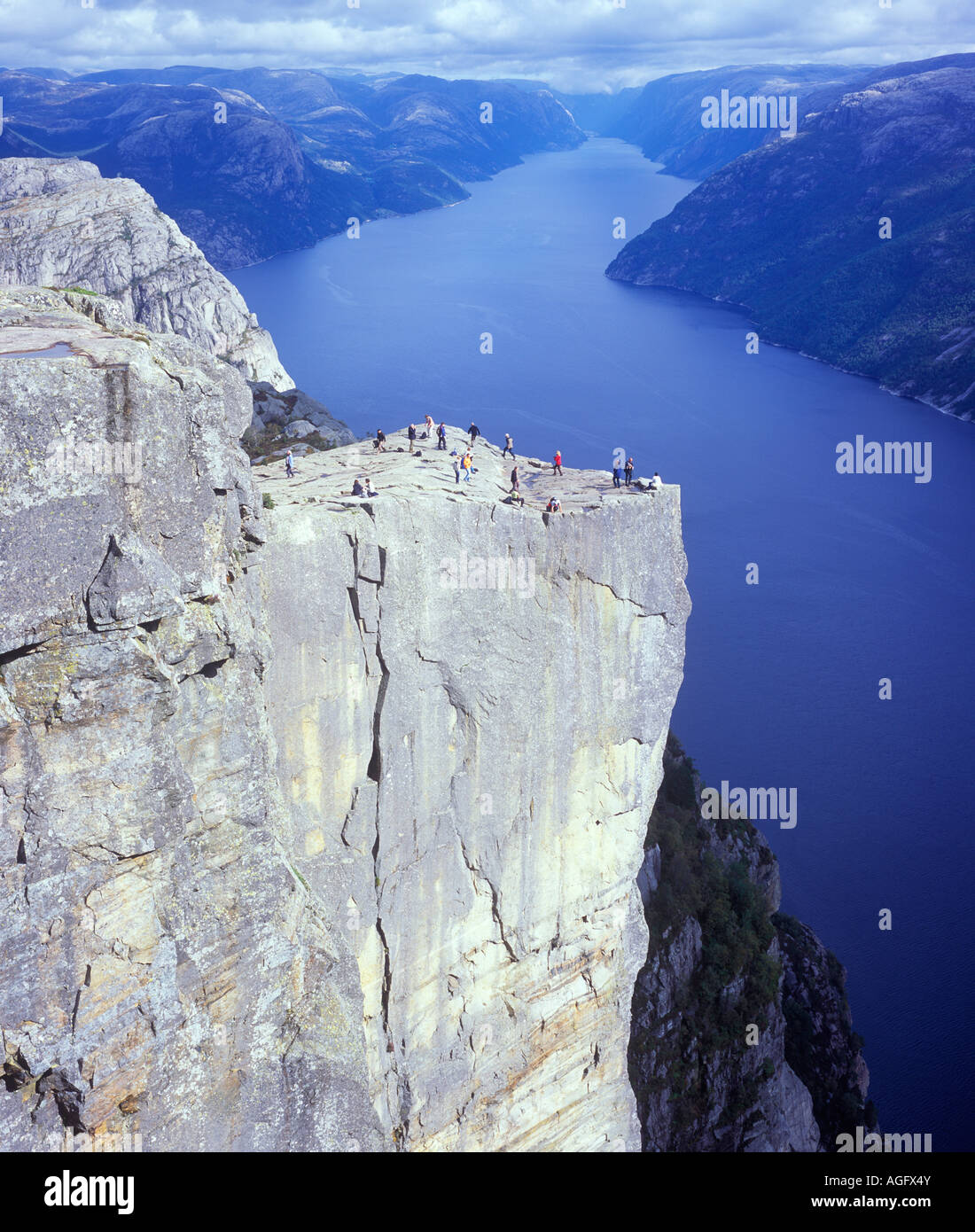 Il cosiddetto Prekestolen (Sermone sedia) torreggiante alta sopra Lysefjord nel sud della Norvegia Foto Stock