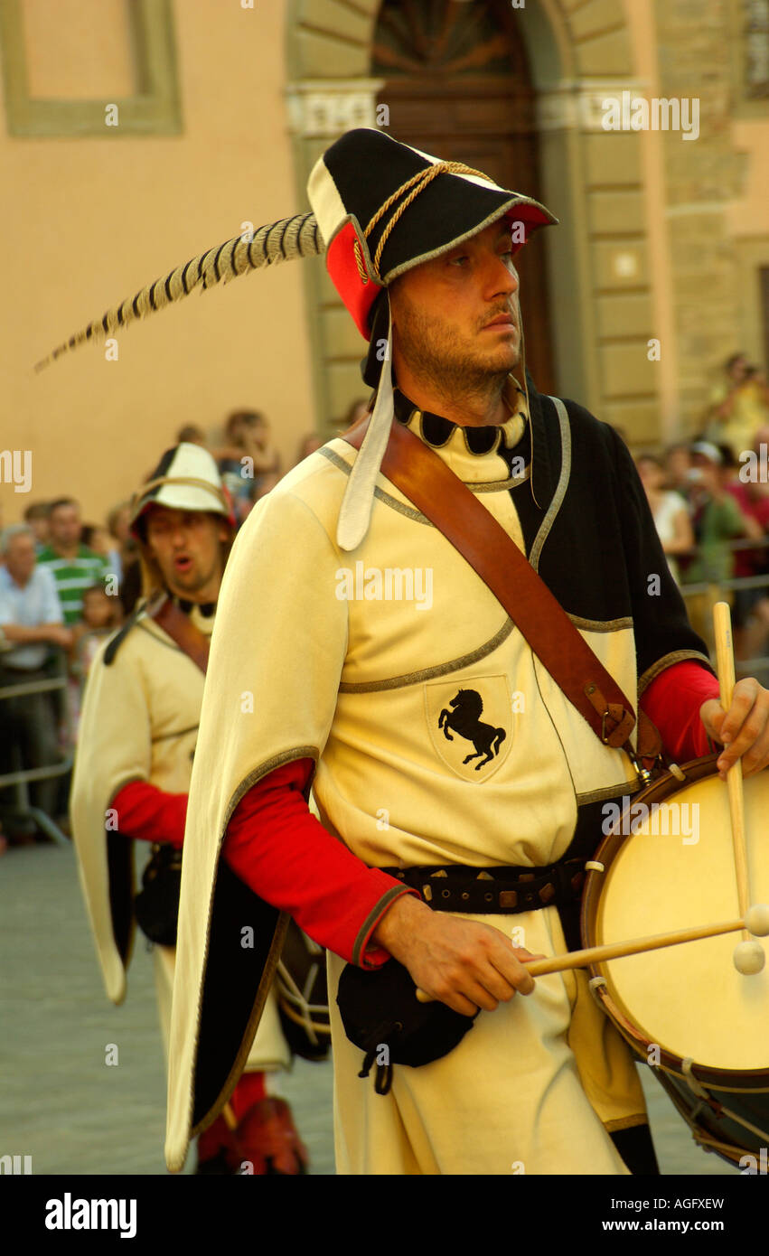 Arezzo Giostra del Saracino: batteristi nel Corteo medievale Foto Stock