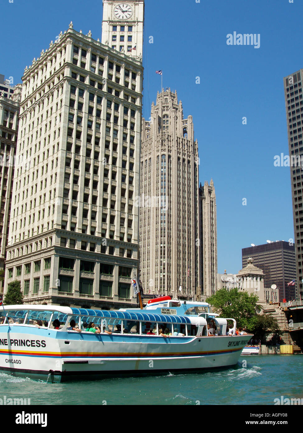 Chicago River con archirectural tour in barca e Wrigley Buiulding Foto Stock
