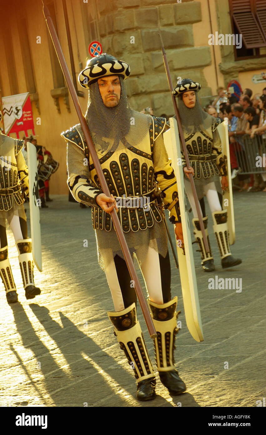 Arezzo Giostra del Saracino: uomini di armi nel Corteo medievale Foto Stock
