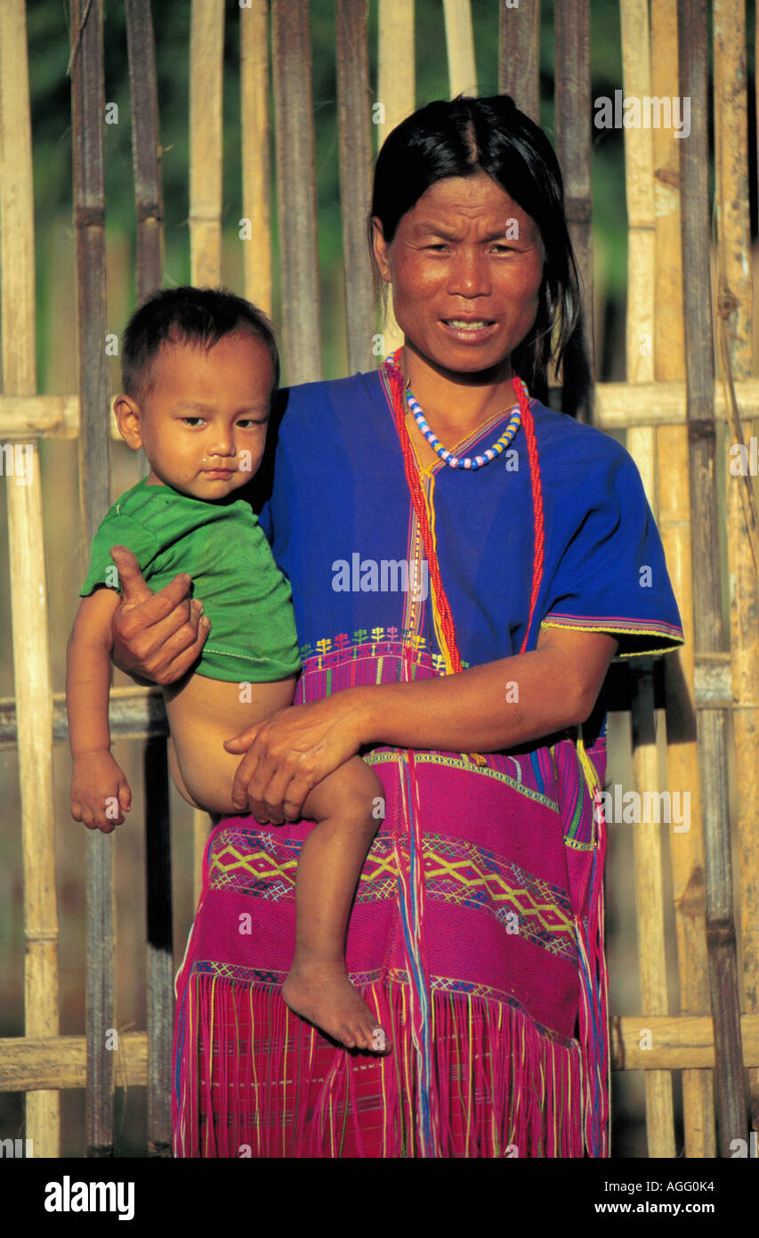 Donna con bambino nel villaggio di montagna vicino a Chang Rai, Thailandia Foto Stock