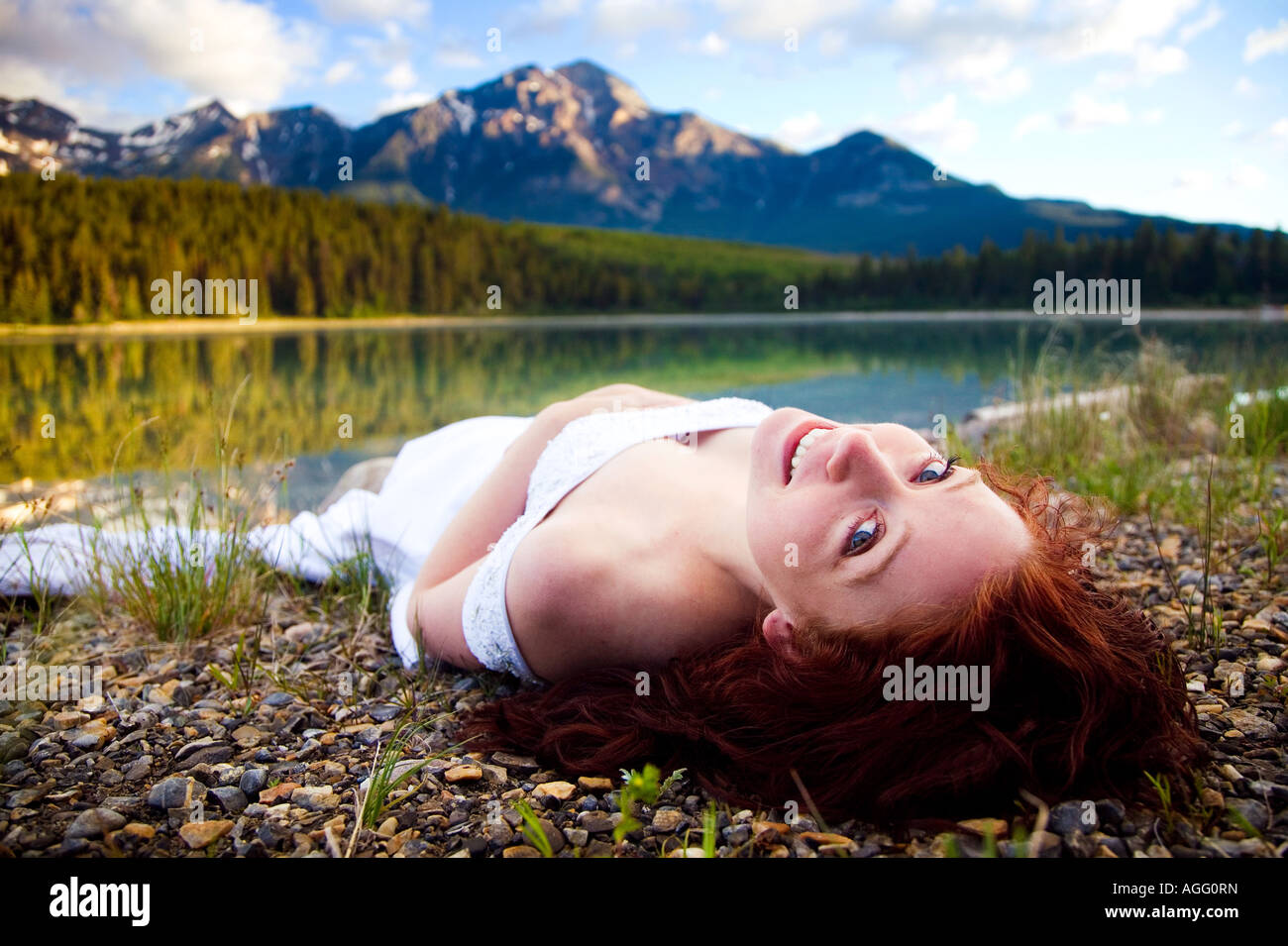 Una sposa sposa pone per un ritratto in Patricia Lake, il Parco Nazionale di Jasper, Canada. Foto Stock