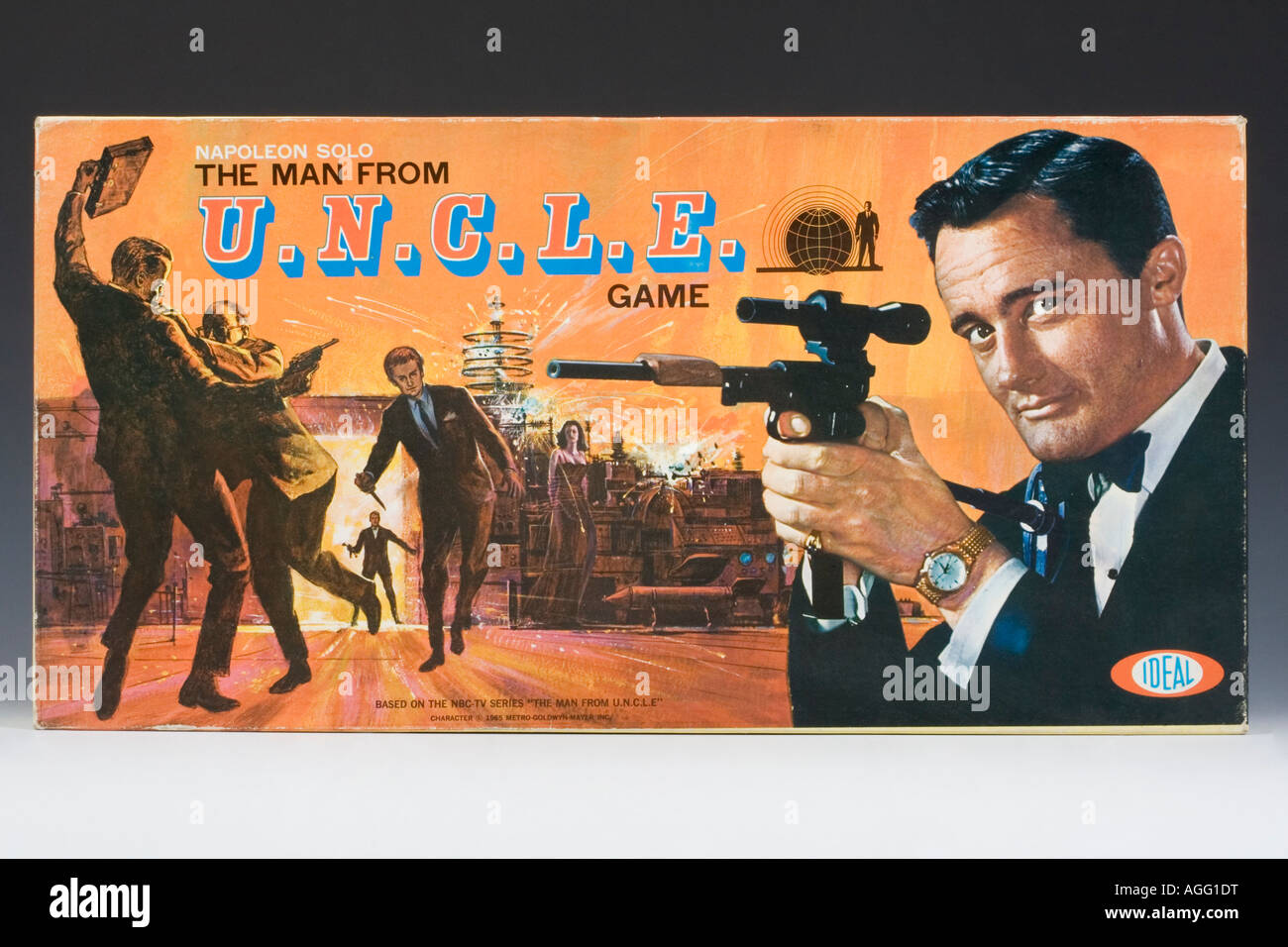 Il coperchio della scatola di spegnere il 1965 l uomo da zio board game presi da hit US serie TV Foto Stock
