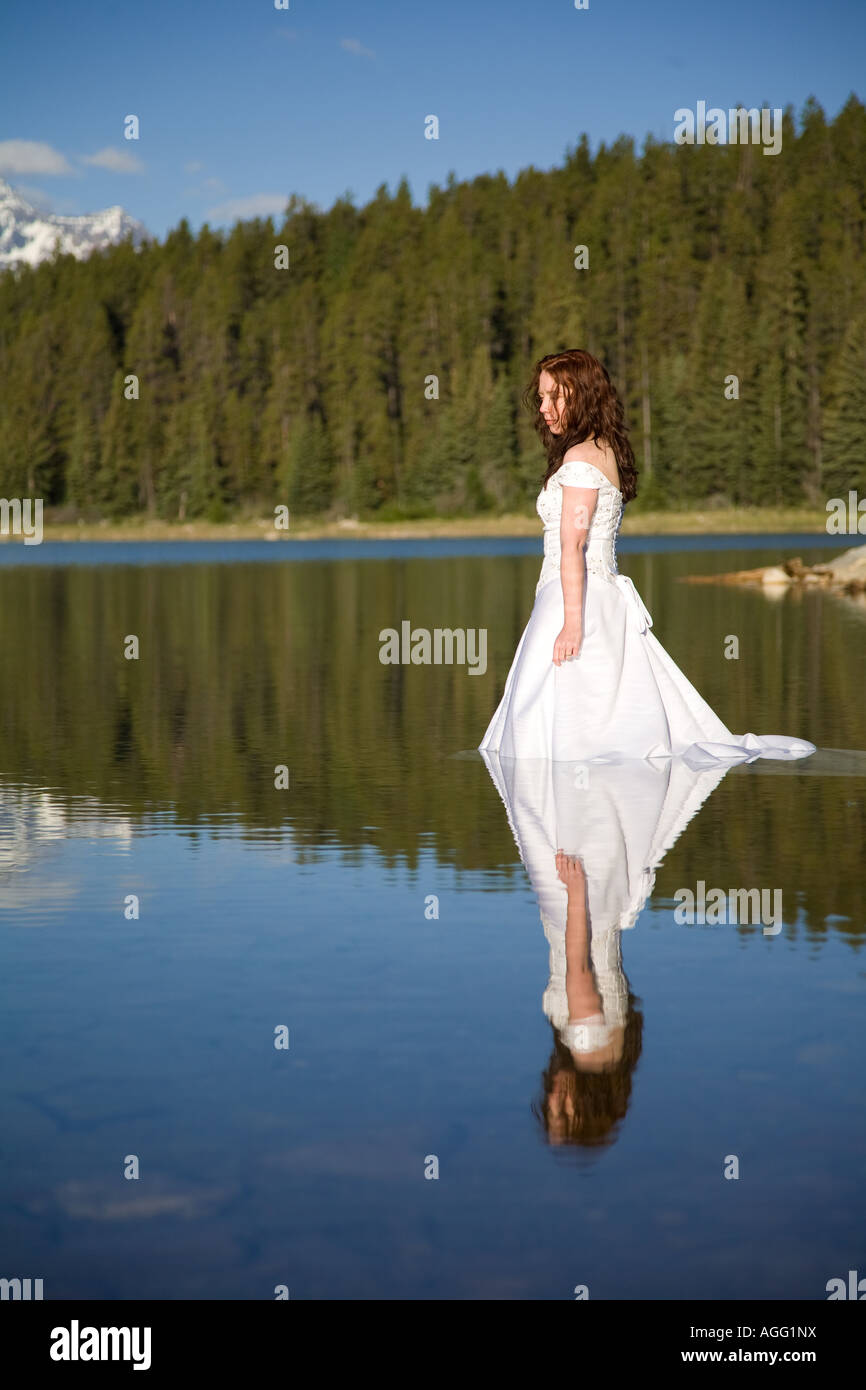 Una sposa sposa pone per un ritratto in Patricia Lake, il Parco Nazionale di Jasper, Canada. Foto Stock