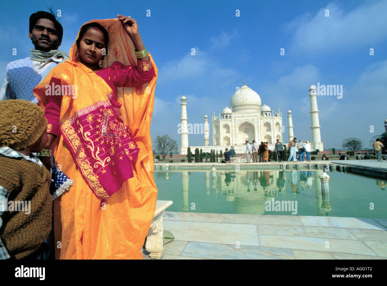 Famiglia indiana al Taj Mahal, Agra, India Foto Stock