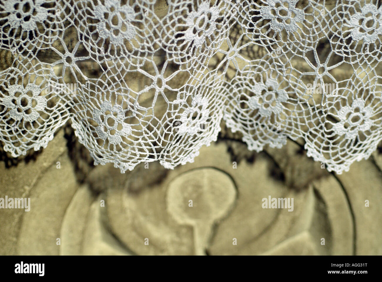 Close up dettaglio di pietra scolpita chiesa altera con intricati copertura in pizzo a Cracovia Polonia Foto Stock