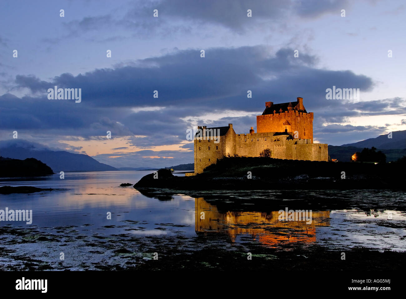 Eilean Donan Castle vicino a Kyle of Lochalsh al crepuscolo e Scozia Foto Stock